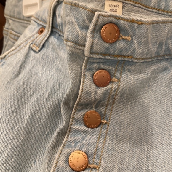 Women's High-Rise Vintage Straight Jeans -
Universal Thread™ Light Blue new - Picture 11 of 12